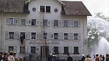 Ind den 1970er Jahren organisierte die Gesamtwehr der Gemeinde Deggenausertal eine große Übung beim Gasthaus &bdquo;Adler&ldquo; in ...