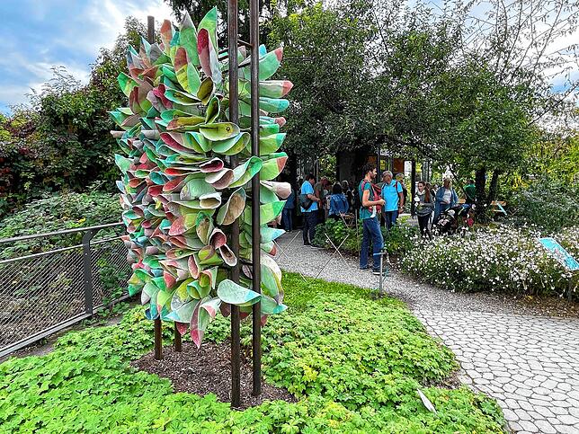 „Semiramis“: Auf dem Rosenobelturm hat die Meersburgerin Angelika Brackrock schwebende Blüten in hängenden Gärten geschaffen.
