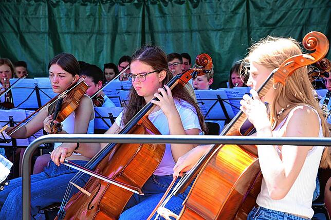 Das Profilorchester des Thomas-Strittmatter-Gymnasiums gibt ein Konzert auf der Hauptbühne, die in der Oberen Gerwigstraße aufgebaut ist.