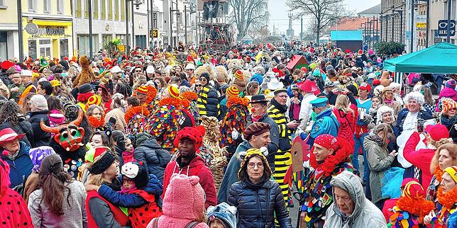 Das Piratenschiff fährt langsam auf die Marktstätte ein. Zahlreiche Mäschgerle verwandeln den zentralen Platz in Konstanz in ein Farbenmeer.