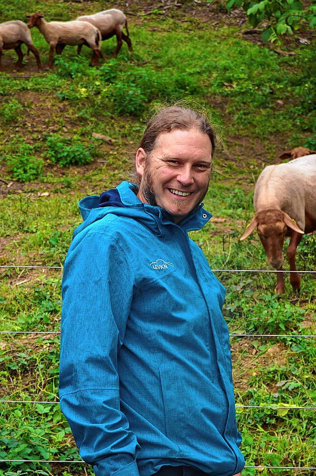 Biotopverbundmanager Sven Gebhart vom Landschaftserhaltungsverband erklärt im Gemeinderat den geplanten Biotopverbund.