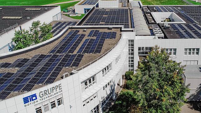Die PV-Anlage der Firma Eto am Standort Stockach. Welche Unternehmen in der Region setzen wegen der Energiewende und der hohen ...