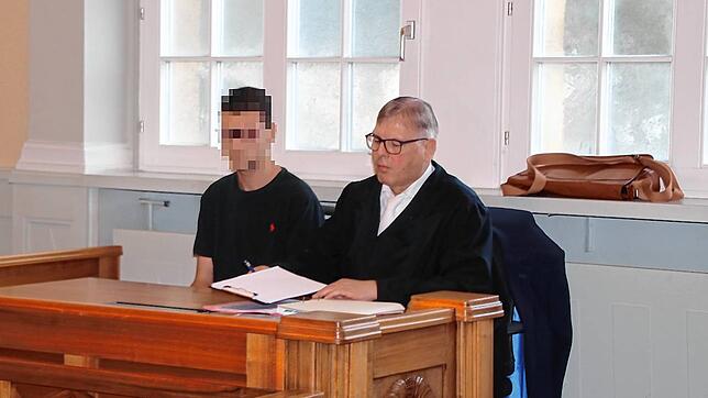 Was als Spaß gedacht war, endet in gefährlicher Körperverletzung in 10 Fällen. Der 18-Jährige muss sich am Amtsgericht Donaueschingen ...