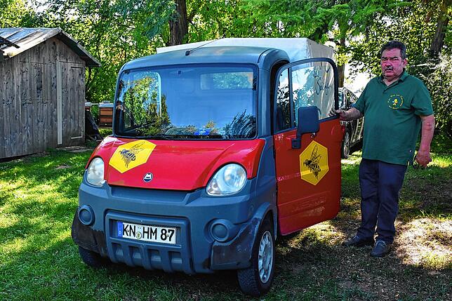 Karl Max Schönenberger hat sich Imkermobil angeschafft, damit er seine Gerätschaften immer zur Hand hat.