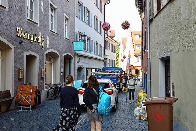 Auch in der Niederburg ist Lieferverkehr für die dort angesiedelten Geschäfte und Gastronomiebetriebe.