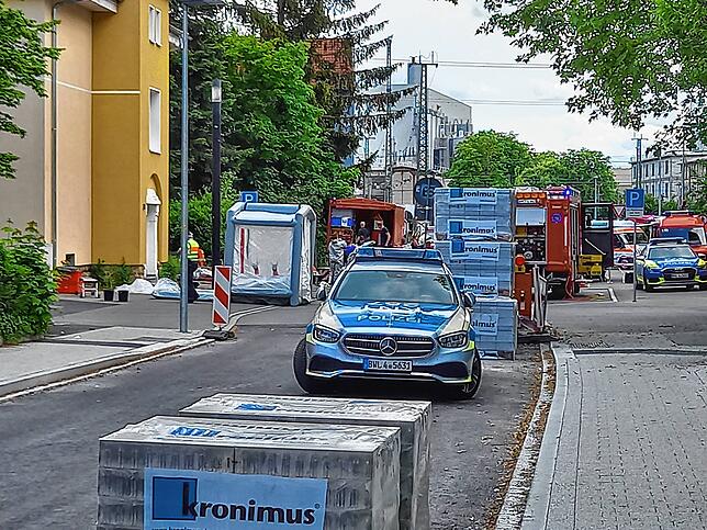 Polizei und Feuerwehr sind in der Alpenstraße in Singen im Einsatz.