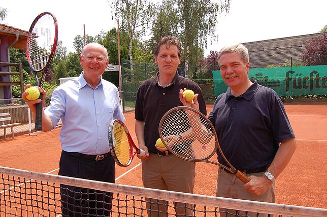 Zum 60. Geburtstag des Tennisvereins treten Bernhard Everke, Thorsten Frei und Bernhard Kaiser auf dem Tennisplatz an.