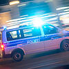 Ein Fahrzeug der Bundespolizei fährt am 09.09.2017 während einer Demonstration in Freiburg (Baden-Württemberg) mit Blaulicht. Die ...