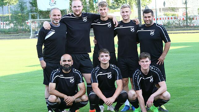 Neue Gesichter: Beim Aufsteiger Bosporus FC Friedlingen freuen sich Trainer Riza Bilici (links, stehend) und sein spielender Co-Trainer ...