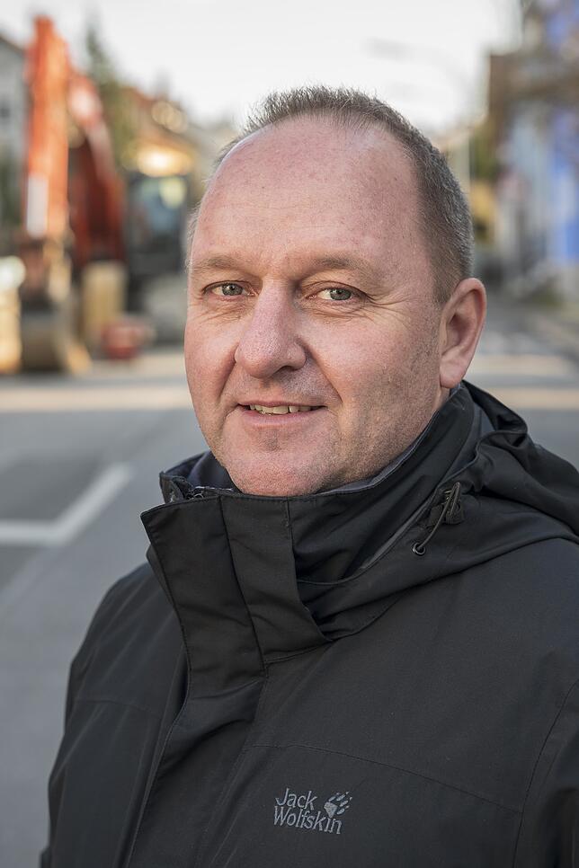 Bauleiter Peter Martin verschafft sich einen Überblick auf seiner Baustelle. Zuletzt arbeitete der Mitarbeiter des Tiefbauamtes an der ...