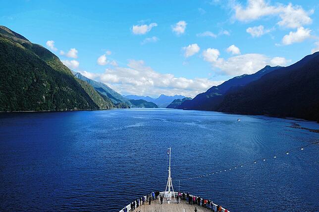 Blick von Bord der MS Maadam bei der Durchfahrt des Milford Sound, einem eindrucksvollen Fjord in Neuseeland.