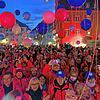 Das neue Wir-Gefühl trägt Pink: Dicht gefüllt ist zum Abschluss der Landesgartenschau die Überlinger Hofstatt.