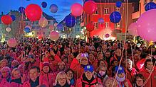 Das neue Wir-Gefühl trägt Pink: Dicht gefüllt ist zum Abschluss der Landesgartenschau die Überlinger Hofstatt.