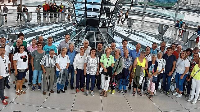 Das Bild zeigt die Teilnehmer der Hegauer Besucher-Gruppe in der Kuppel des Berliner Reichstags.