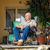 Hans-Peter Kratzer, der HP, genießt die wärmende Herbstsonne auf seiner Terrasse. Müßiggang ist jedoch nicht seine Sache: Der Garten ...