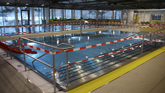 Mit Absperrband sind im Hallenbad das Kinderbecken und das Nichtschwimmerbecken gesperrt. Die Ursache der erhöhten ...