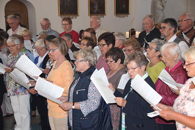 Die Kirchenchöre der Seelsorgeeinheit gestalteten den Gottesdienst gemeinsam musikalisch.