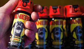 Pfefferspray wie dieses (Symbolbild) hat in Stockach eine Abifeier abrupt beendet. Denn 20 bis 30 Leute erlitten Atemwegsbeschwerden.
