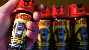 Pfefferspray wie dieses (Symbolbild) hat in Stockach eine Abifeier abrupt beendet. Denn 20 bis 30 Leute erlitten Atemwegsbeschwerden.