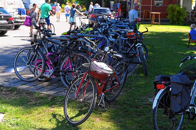 Nicht nur die Parkplätze am Sipplinger Strand füllen sich schnell; auch die Fahrradständer stoßen an ihre Kapazitätsgrenzen.