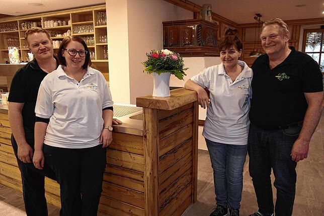 Eröffnung des „Adler“ nach umfassender Sanierung (von links): Peter, Steffi, Angela und Manfred Denner.