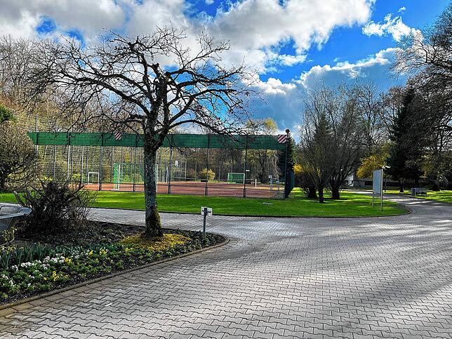 Die Parkanlage des Rottenmünster ist groß – auch einen Tennisplatz gibt es für die Patienten.