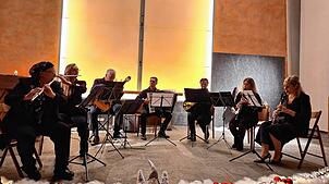 Ein besonderes Arrangement von „Christmas Lullaby“ präsentieren zum Abschluss des Adventskonzerts der Musikschule Blumberg (von links) ...