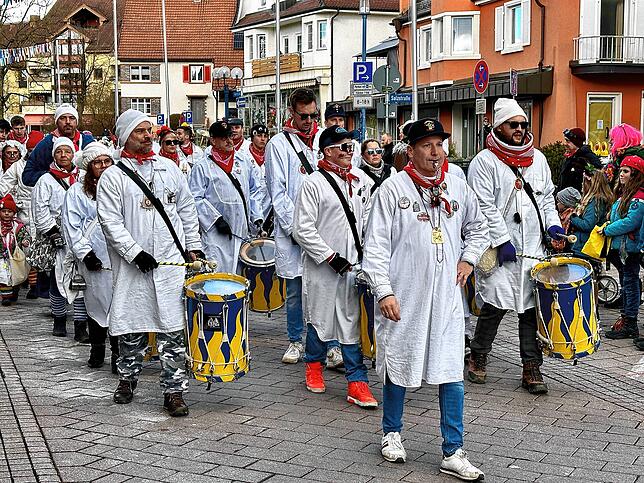 Den Anfang des Umzugs macht der Fanfarenzug. Das laute Trommeln fing bereits um 5 Uhr in der Früh an.