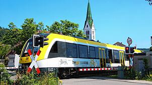 Die Bodenseegürtelbahn, hier bei Sipplingen, soll ausgebaut und elektrifiziert werden. An den Kosten will sich die Landesregierung ...