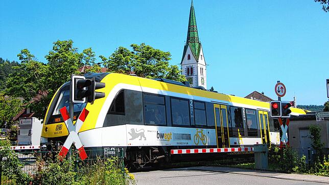 Die Bodenseegürtelbahn, hier bei Sipplingen, soll ausgebaut und elektrifiziert werden. An den Kosten will sich die Landesregierung ...