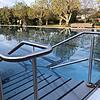 Eine Treppe führt in das neue mit Edelstahl ausgekleidete Schwimmerbecken des Freibads Tiengen.