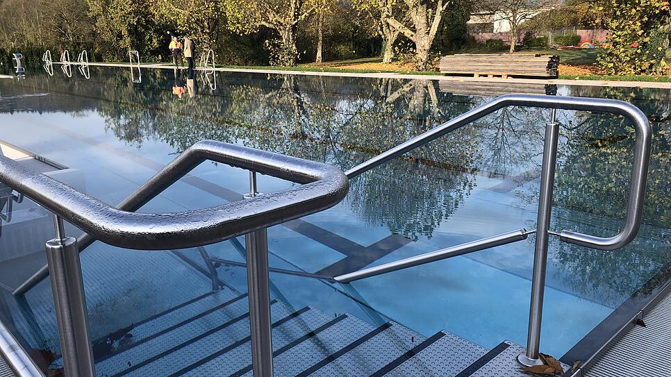 Eine Treppe führt in das neue mit Edelstahl ausgekleidete Schwimmerbecken des Freibads Tiengen.