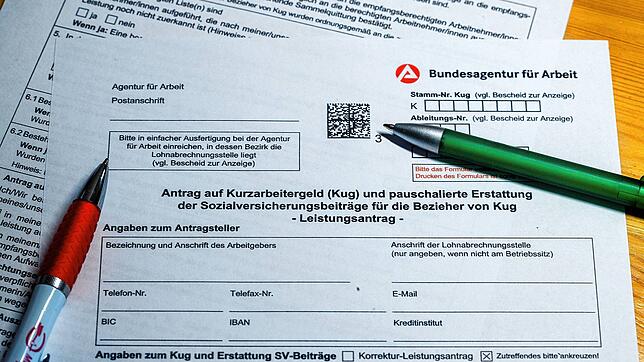 Zwei Kugelschreiber liegen auf einem Antragsformular für Kurzarbeitergeld. Dieses Foto wurde in Schwerin aufgenommen und dient als ...