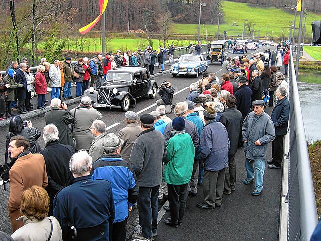 Der jüngste Straßenbrücken-Neubau im Kreis Waldshut zwischen Deutschland und der Schweiz wurde am 17. Dezember 2004 zwischen den beiden ...