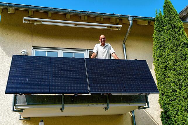 Das ist die Balkon-Solaranlage von Tanzlehrer Bernd Gramlich aus Villingen. Solche Module könnte man auch auch Brückengeländern oder ...