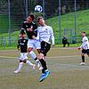 Kopfballduell zwischen dem Schonacher Max Dannecker (links) und dem Aasener Thomas Stiglmaier. Der SV Aasen entführte aus Schonach drei ...