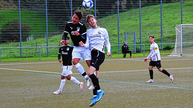 Kopfballduell zwischen dem Schonacher Max Dannecker (links) und dem Aasener Thomas Stiglmaier. Der SV Aasen entführte aus Schonach drei ...
