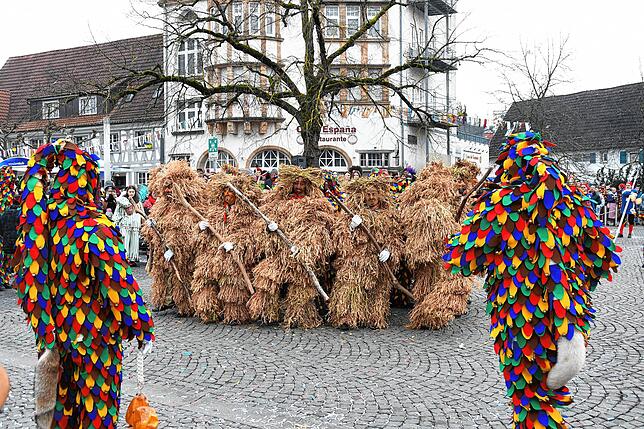 Bild 12: Und jetzt steht der Narrenbaum: Die Bilder vom Nachmittag des Schmutzigen Dunschdig in Singen
