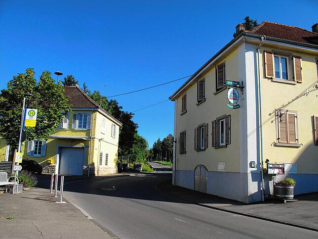 Die Ortsmitte von Steißlingens einzigem Ortsteil Wiechs mit dem Gasthaus Kreuz (rechts).