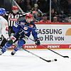 Verteidiger Alex Trivellato (rechts) steht vor einem Jubiläum. Am Sonntag könnte er gegen Bremerhaven sein 250. DEL-Spiel für die Wild ...