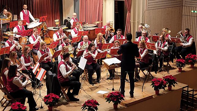 Voller Schwung: Die Spielfreude beim Musikverein Schwörstadt ist unter Leitung des Dirigenten Tobias Zwicky sichtbar. Bild: Gerd Leutenecker