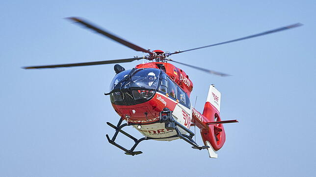 Ein Rettungshubschrauber im Einsatz (Symbolbild). Bei einem Unfall in Tiengen wurde eine Frau (60) bei einem Unfall schwer verletzt.