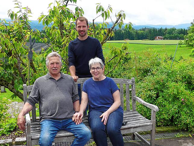 Der Gärtner- und Obstbaumeister Jürgen Winkler (stehend) übernimmt derzeit den großen Obsthof seiner Eltern Josef und Marion Winkler, ...