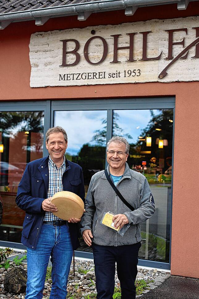 Reiner Seiler und Volker Gerken vor dem Böhler Hörimarkt in Gaienhofen, dessen Produktionsraum die Käsemacher nutzen dürfen. Hier wird ...