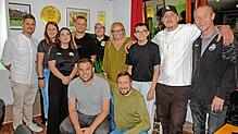 FC-Vorstand Felix Kentischer (erster von links) freut sich mit den Geehrten und Gewählten (von links): Lisa Fehrenbach, Nathalie Porath, ...