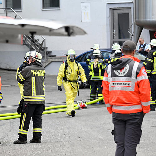 dpatopbilder - 26.09.2025, Baden-Württemberg, Tettnang: Rettungskräfte sind an der Unfallstelle im Einsatz. In einem Molkereibetrieb in ...