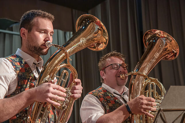 Als "Zwei Supermänner" präsentierte sich bei der gleichnamigen Polka das Solistenduo David Dreher (links) und Marko Glocker.