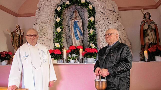 Vor zwei Jahren weihte der frühere Ortspfarrer im Schwenninger Weiler Schönfeld im Rahmen einer Marienfeier auf Wunsch der ...