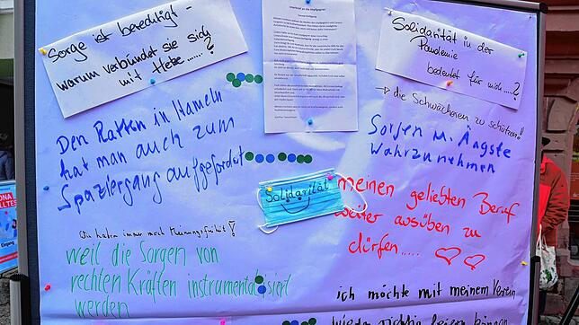Bei der Aktion gegen die montäglichen Corona-Demonstrationen konnten Passanten ihre Gedanken zur Situation auf Plakaten aufschreiben. ...