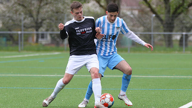 In der ersten Minute der Nachspielzeit gelang es Anadolu Radolfzell (Mevlüt Atilla, rechts) in Führung zu gehen. Der SV Worblingen ...